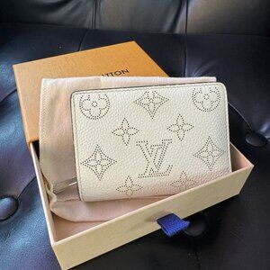 LOUIS VUITTON Clea Mahina Wallet RARE Lilac Interior